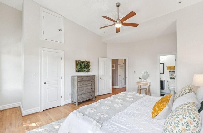 Building Photo - Large Sunny Eckington Three Bed/Three Bath Interior Rowhouse Condo Home