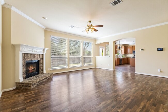 Building Photo - 4 bedroom / 2 bathroom
