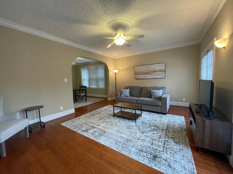 LR 1 - 7139 Amherst Ave