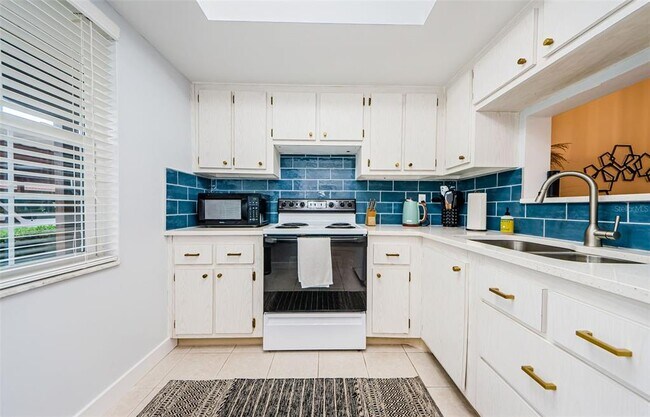 Building Photo - 601 N Hercules Ave