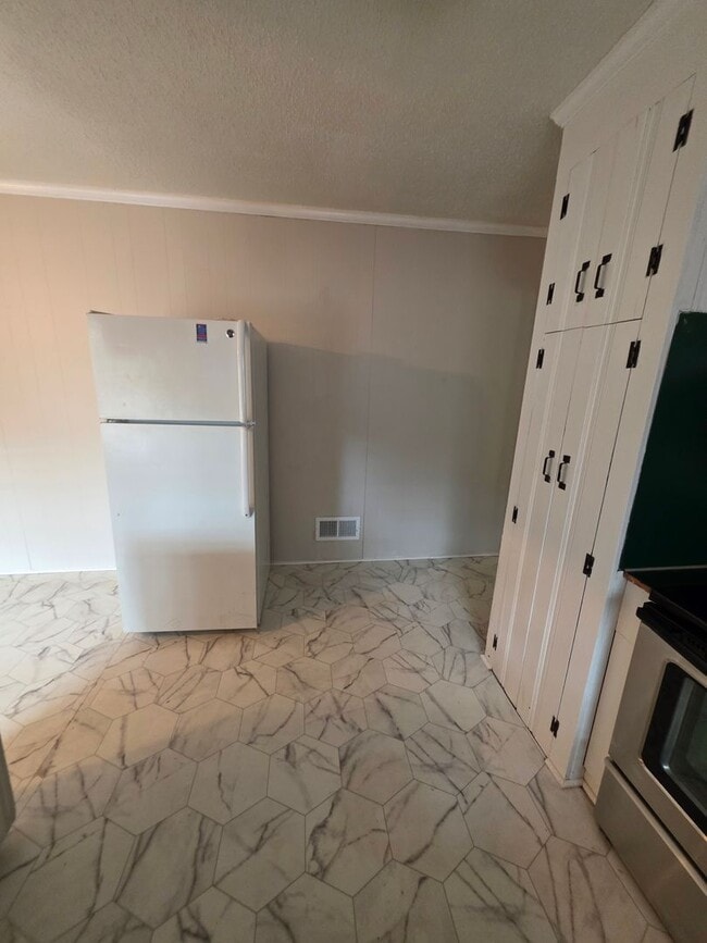 Building Photo - 107 Creek Dr