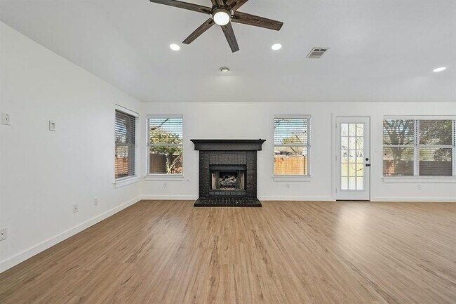 Building Photo - 2738 Winding Brook Dr