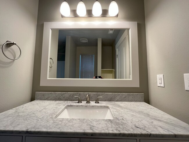 Building Photo - Elegant Three-Bedroom Home with Updated Kitchen & Vaulted Ceilings