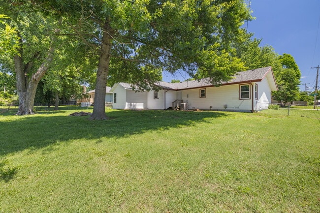 Building Photo - Ridgecrest