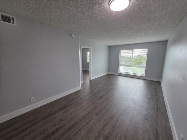 Building Photo - 2108 S Cypress Bend Dr