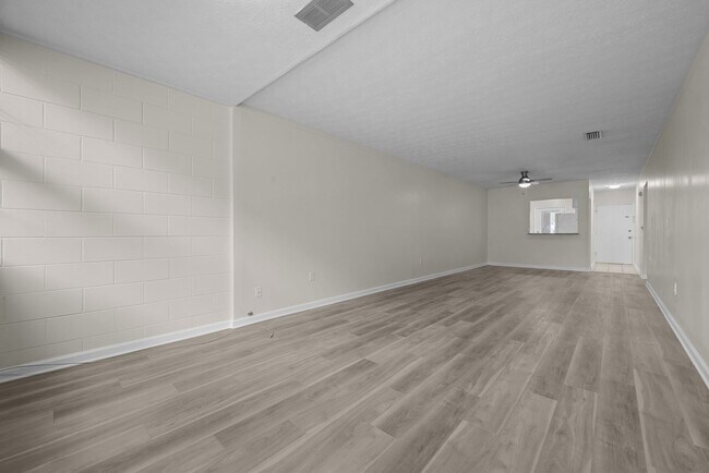 Building Photo - Newly Renovated 2BD/1.5 Bath Condo at Rege...