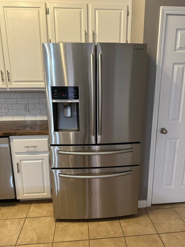 Building Photo - Wakefield Subdivision!  End Unit.