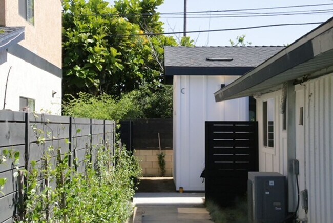 Building Photo - Center (729)