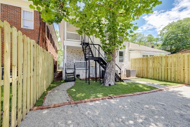 Building Photo - 905 E Park Ave