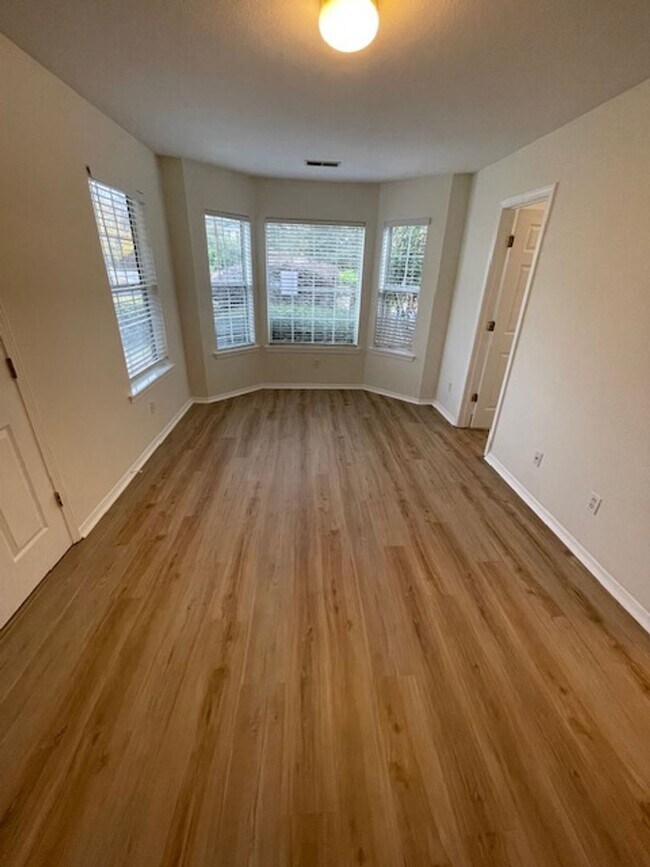 Building Photo - Four Bedroom Town Home with Two Car Garage in University Park-Renovated! Free First Month For Qua...