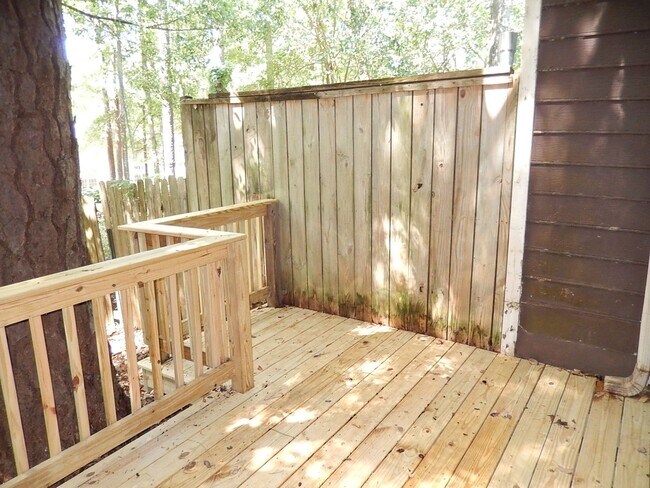 Building Photo - LOVELY 2/1.5 NW Twn w/ Granite Counters, Deck, Fenced Yard, & More! $1275/month Avail August 1st!