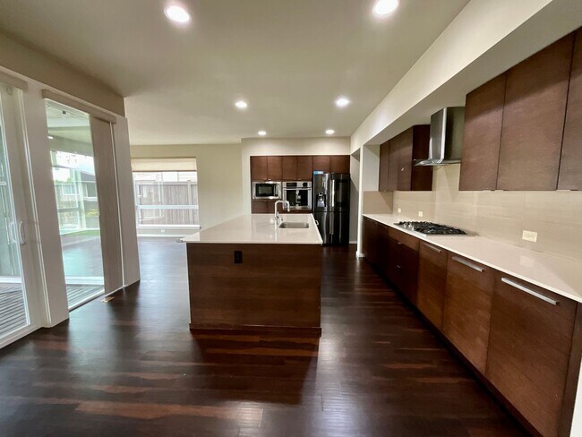 Building Photo - Beautiful and Spacious 4 Bedroom Home in M...