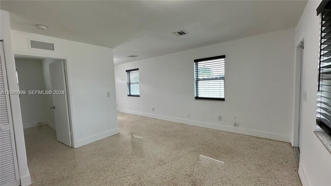 Building Photo - 514 NE 4th Ave