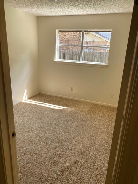 3rd bedroom - 827 Cliffside Dr