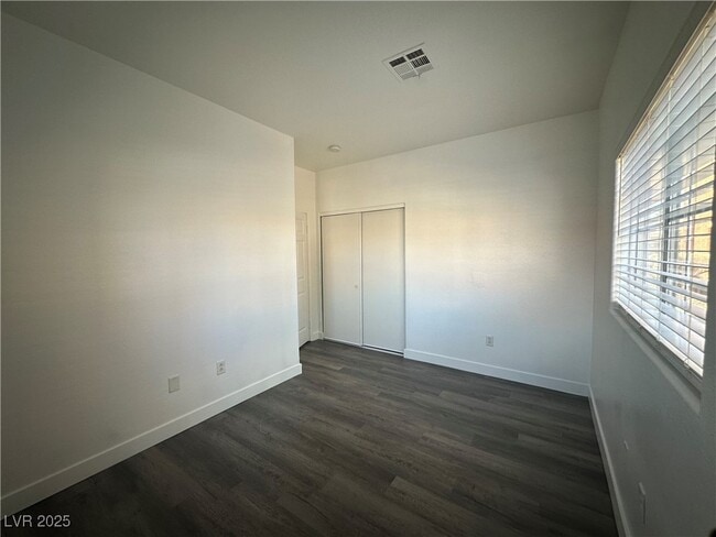 Building Photo - 4730 E Craig Rd