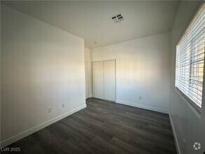 Building Photo - 4730 E Craig Rd
