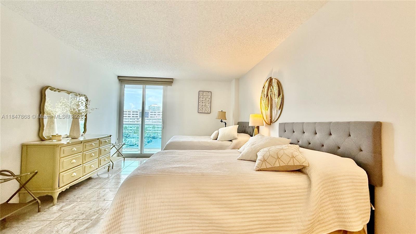 Building Photo - 100 Bayview Dr