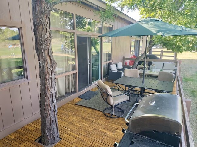 Building Photo - 2747 N Fairview Dr