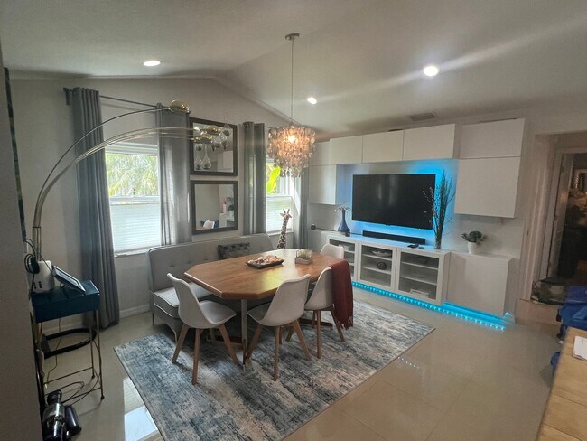 Building Photo - 3/2/2 Seasonal home in Deep Creek