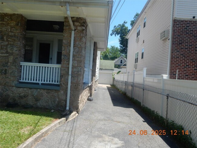 Building Photo - 337 S 3rd Ave