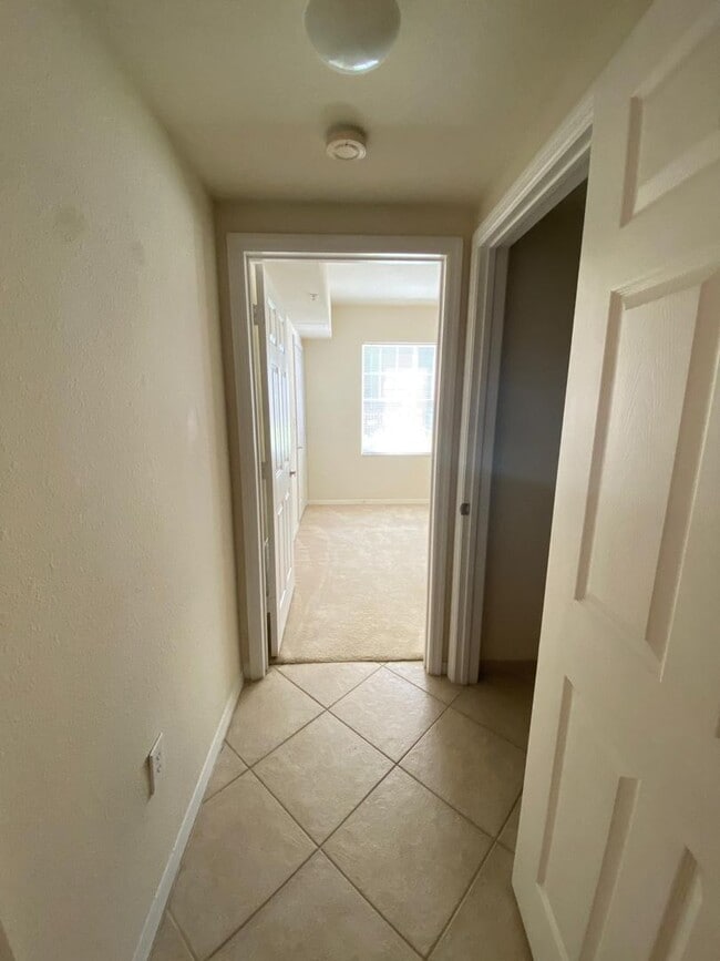 Building Photo - Spacious 2BR/2BA First-Floor Condo with Garage