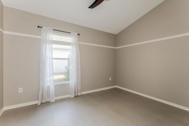 Building Photo - 6935 Runner Oak Dr