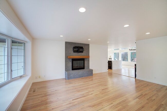 Building Photo - 3Bd/1.75Ba Bellevue House