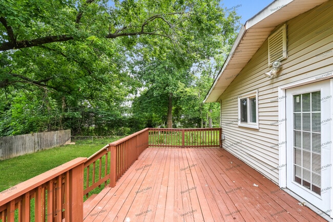 Building Photo - 10250 Valley Dr