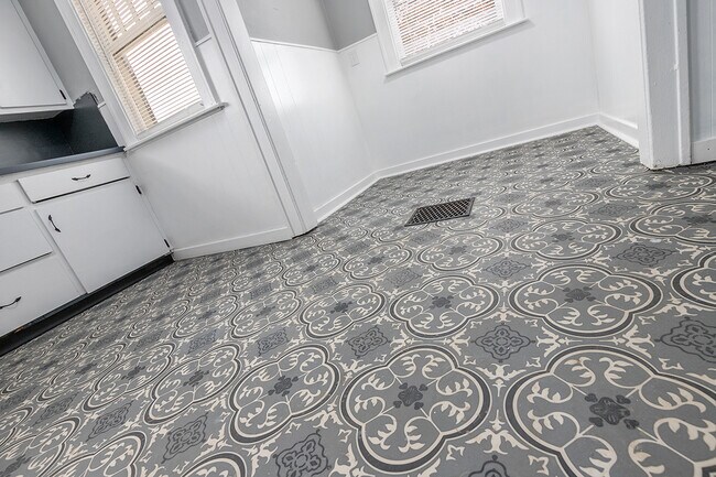 Building Photo - 861 Douglas St NW