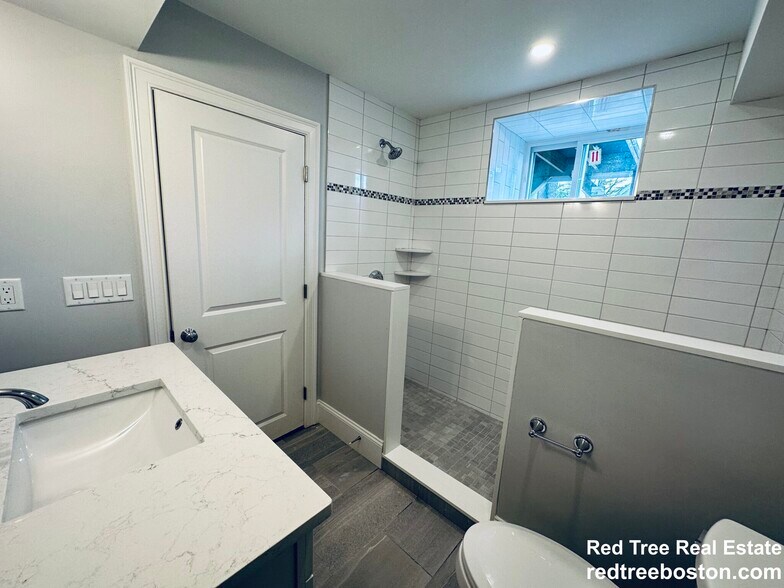 Building Photo - 100 Brooks St