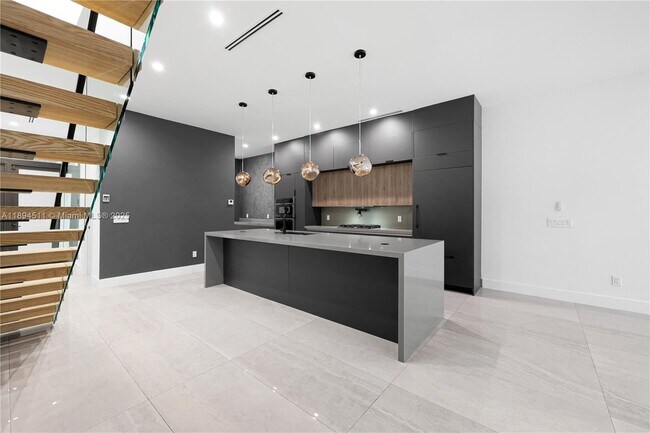 Building Photo - 813 NE 17th Terrace