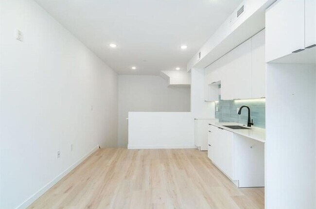 Building Photo - 2722 Hope St