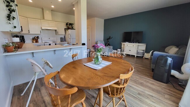 Building Photo - *Half Off First Month!* Stylish and Modern...