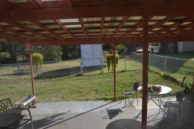 Building Photo - Nice 3-4 Br, 2 Bath Ranch style home, fenced in yard, garage, patio, full basement