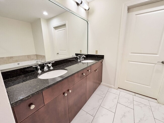 Building Photo - A 2 BR Lifestyle of Luxury at One Vinings Mountain!