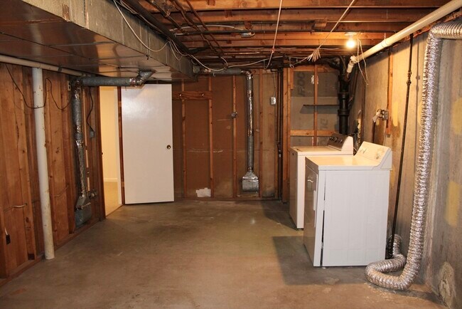 Building Photo - 61 Alton St