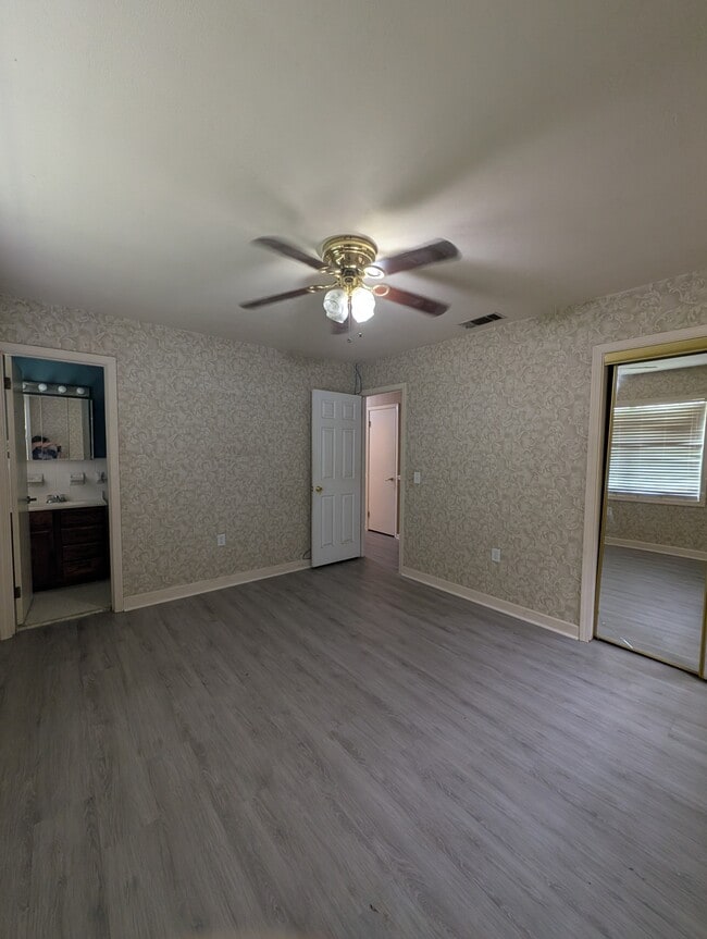Building Photo - 701 Waters Dr
