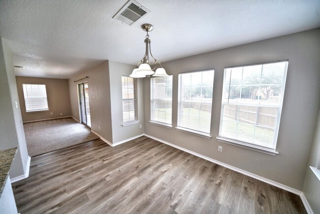 Building Photo - Stunning 4-Bedroom, 2.5-Bathroom Home in L...
