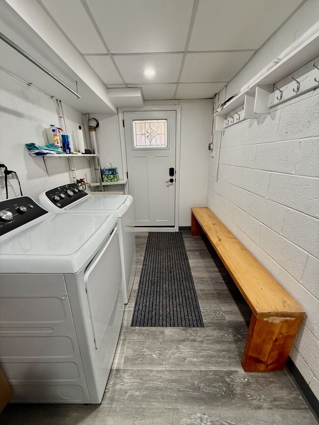 Building Photo - RARELY Offered completely RENOVATED PACKER PARK 3 Bedroom/2.5 Bath HOME w/ Central AC-HARDWOOD Fl...