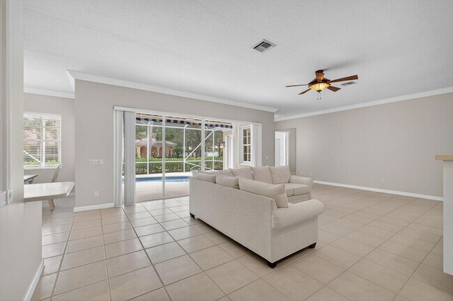 Building Photo - 121 Savona Dr
