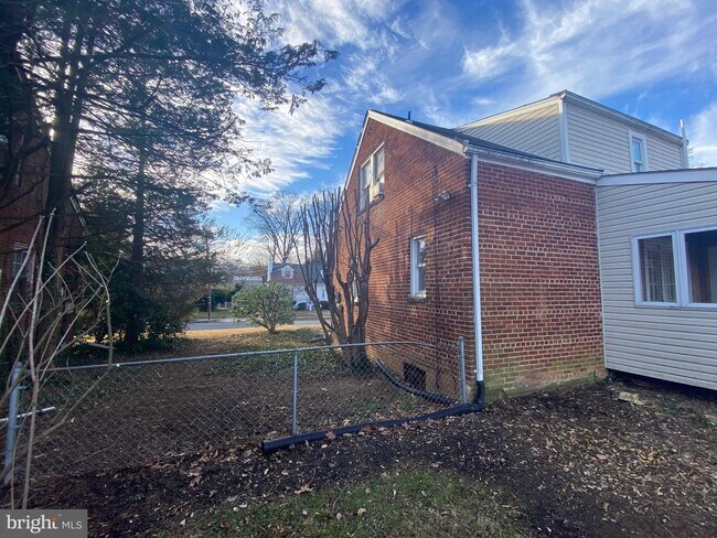 Building Photo - 2129 N Troy St