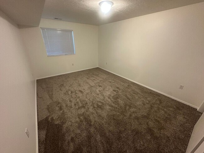 Building Photo - Desirable Kaysville Area/ 5 Bedroom Home