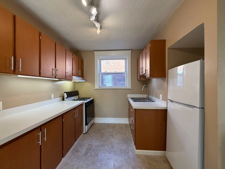 Building Photo - 1324 McCausland Ave