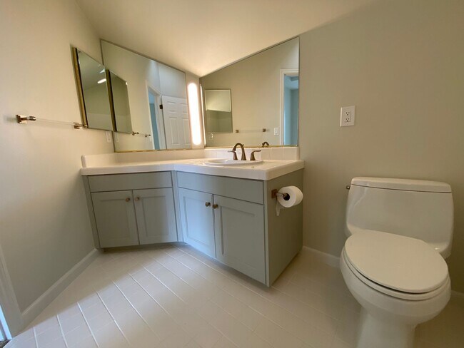 Building Photo - Beautiful, Spacious Condo in Excellent Location!