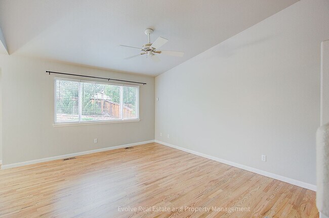 Building Photo - 9641 Cove Creek Dr
