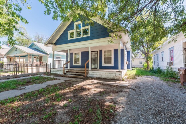Building Photo - Charming 2 Bed 1 Bath - 2 weeks FREE!