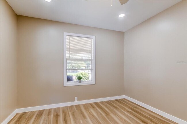 Building Photo - 1800 12th Ave S