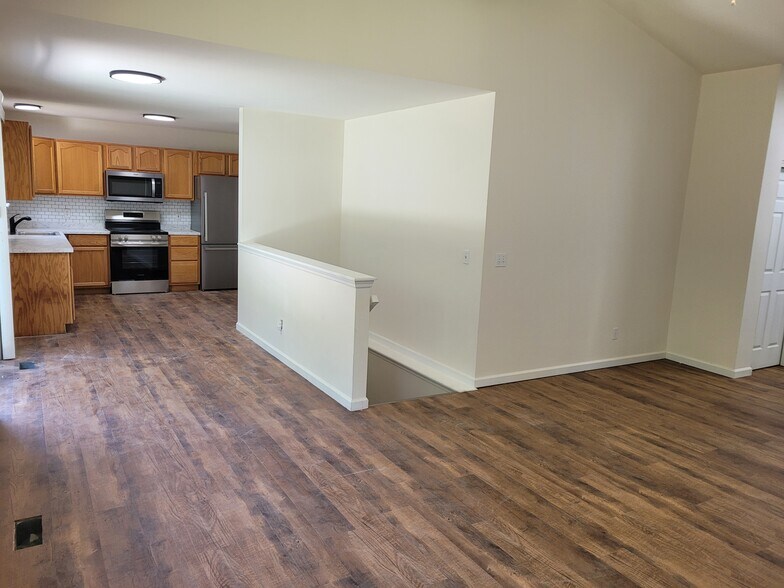 Building Photo - 4 Spring Hill Cir