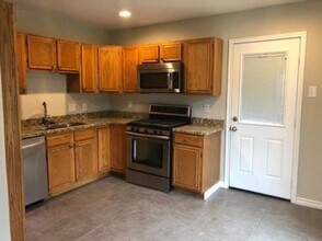 Building Photo - 2 Bedrooms / 1 Bathroom