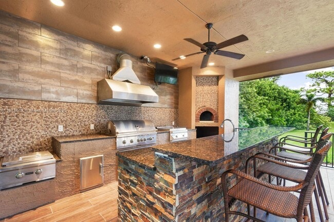 Building Photo - 352 King Fisher Dr